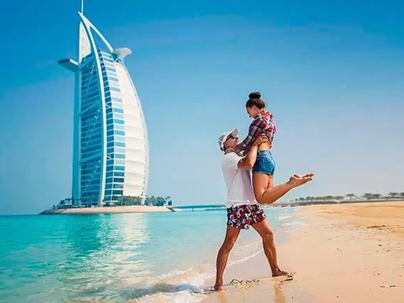 Пляж у Дубаї на тлі Burj Al Arab — ОАЕ у жовтні