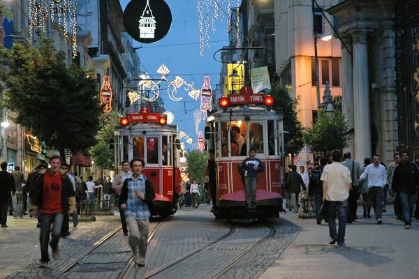 Istiklal Caddesi вулиця у Стамбулі