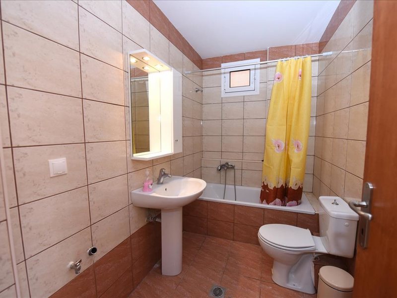 2 Bedroom Flat in Paralia Dionysioy RE0400 264402