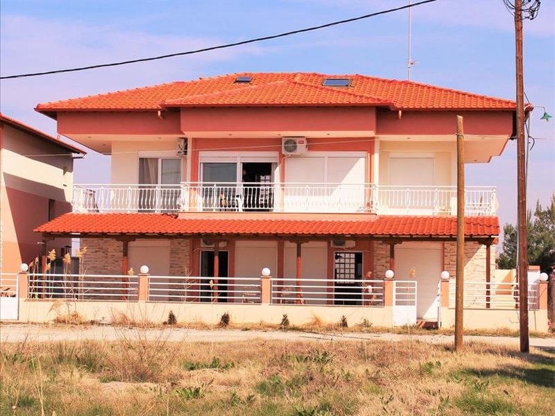 2 Bedroom Flat in Paralia Dionysioy RE0400 264417