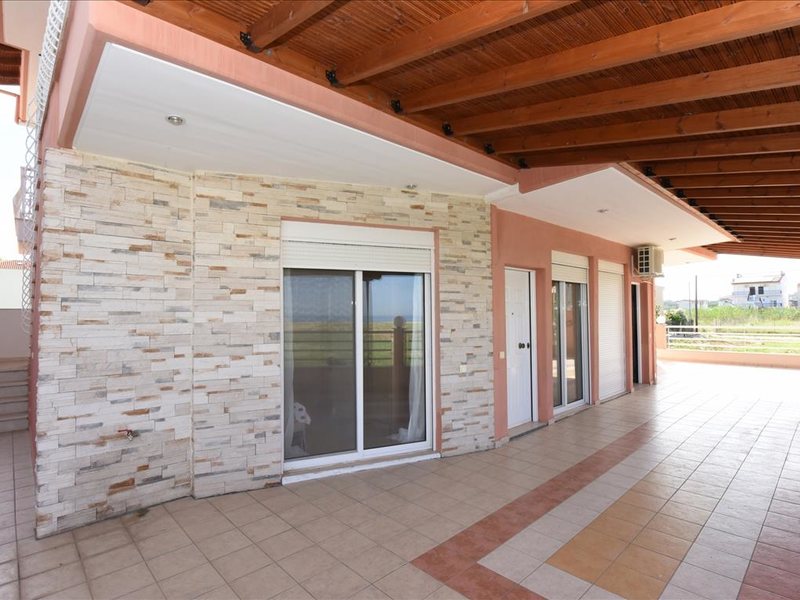 2 Bedroom Flat in Paralia Dionysioy RE0400 264422