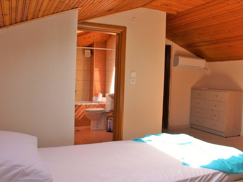 2 Bedroom Maisonette in Paralia Dionysioy RE0402 265195