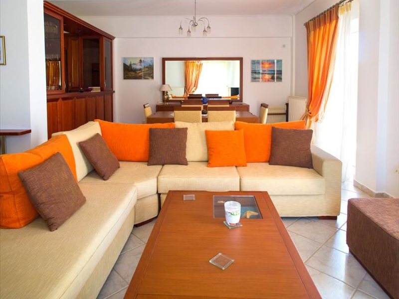 3 Bedroom Detached House in Ag 265709