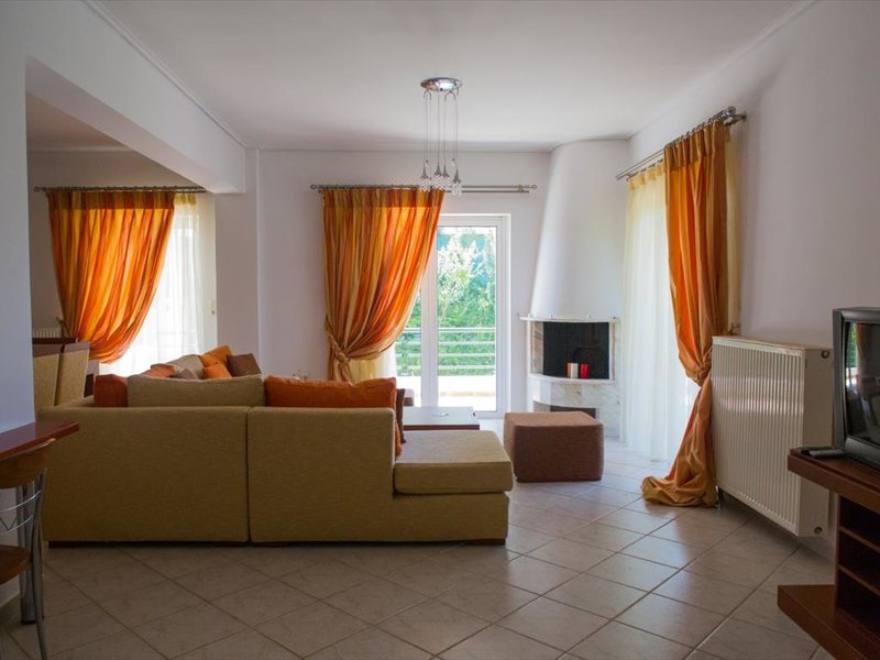 3 Bedroom Detached House in Ag 265710