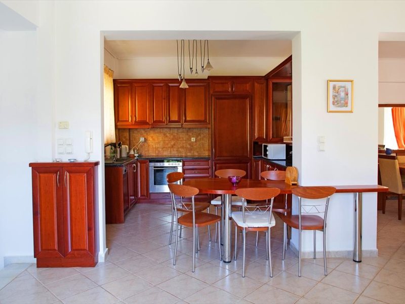 3 Bedroom Detached House in Ag 265711