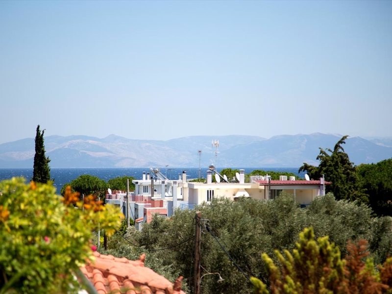 3 Bedroom Detached House in Ag 265726