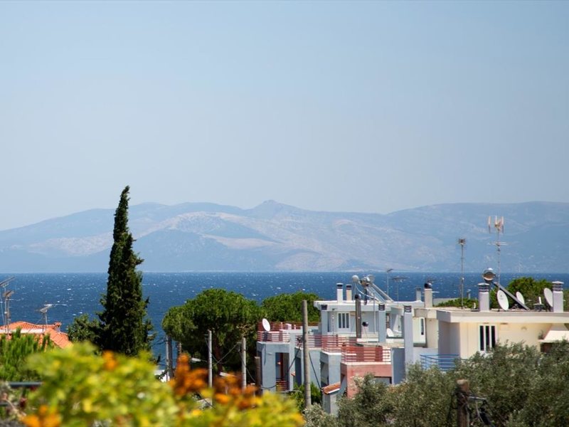 3 Bedroom Detached House in Ag 265727