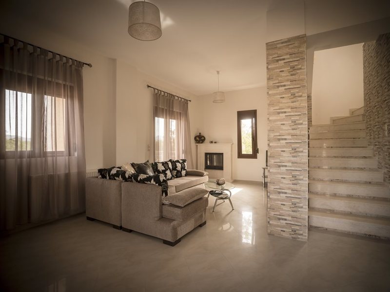 3 Bedroom Maisonette in Agia Marina RE0055 267240