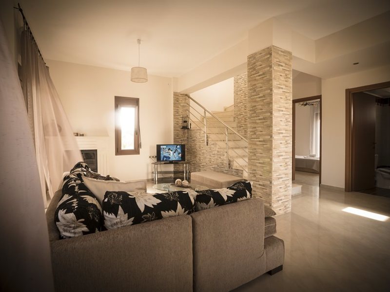 3 Bedroom Maisonette in Agia Marina RE0055 267241