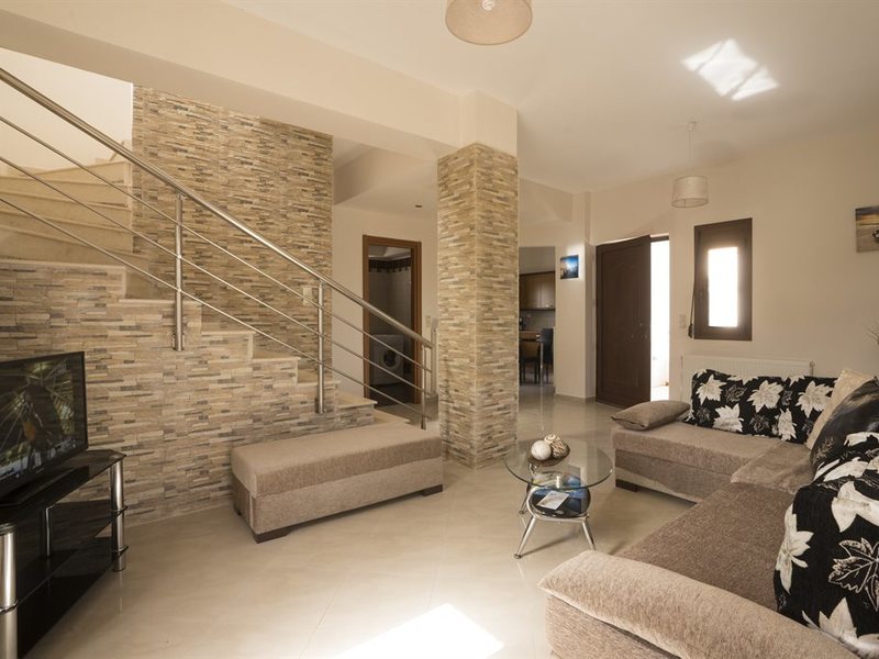 3 Bedroom Maisonette in Agia Marina RE0055 267245