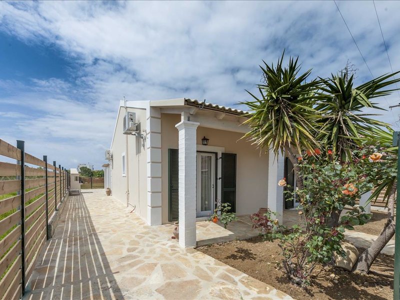 3 Bedroom Villa in Agios Georgios Crf RE0433  266876
