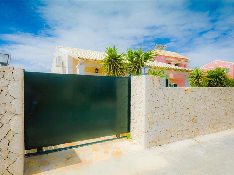 3 Bedroom Villa in Agios Georgios Crf RE0433  266879