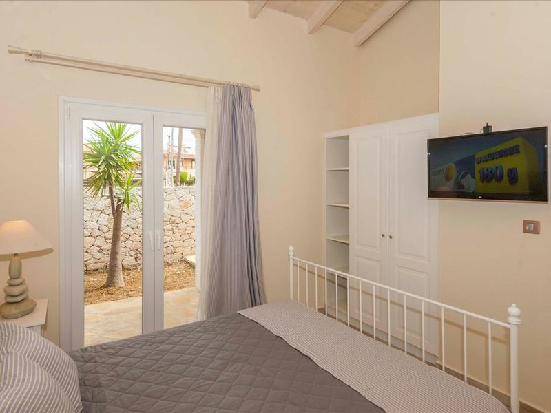 3 Bedroom Villa in Agios Georgios Crf RE0433  266884