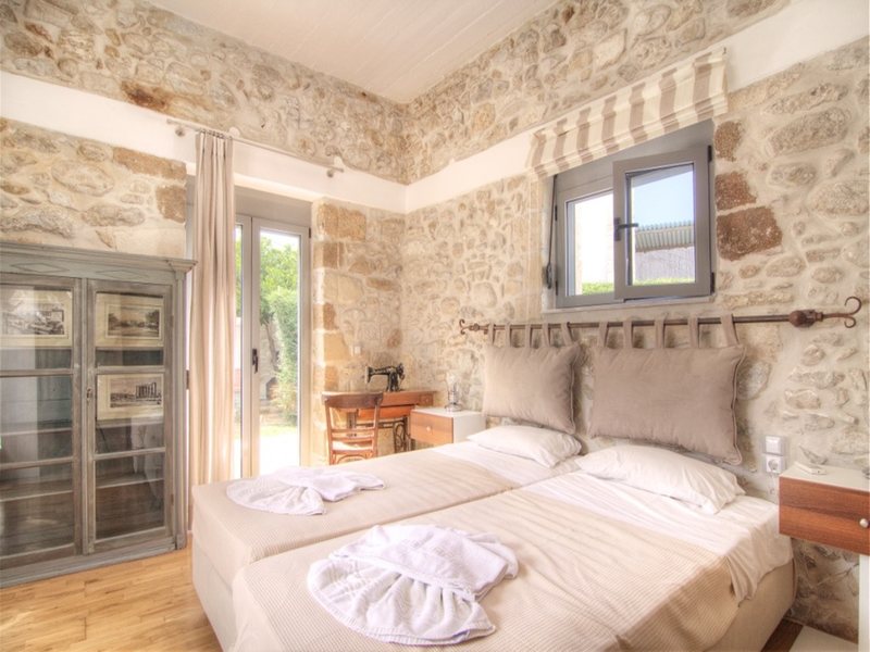 5 Bedroom Villa in Adele RE0459 Rent-Villa 256213