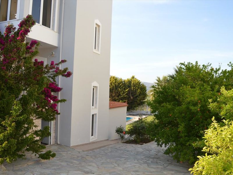 8 bedroom Villa in Anavyssos RE0843 Rent-Villa 256237