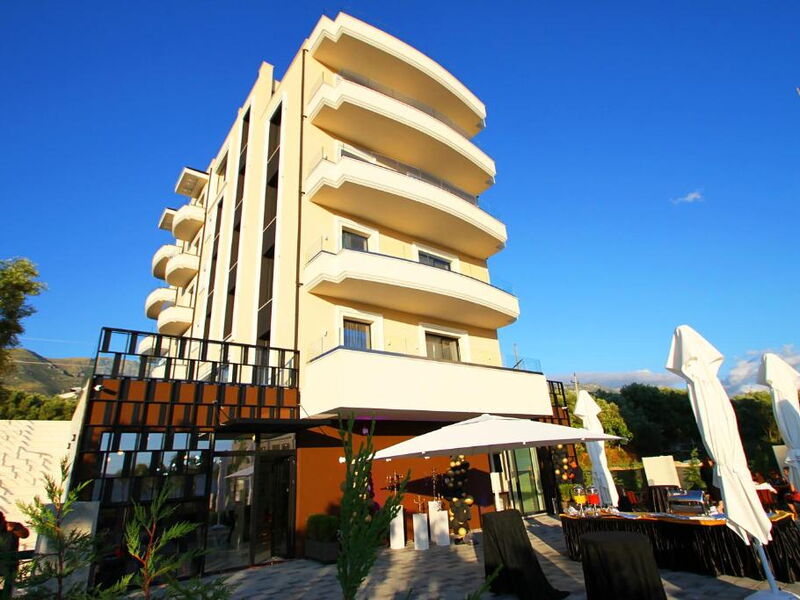 A and G Hotel 326695