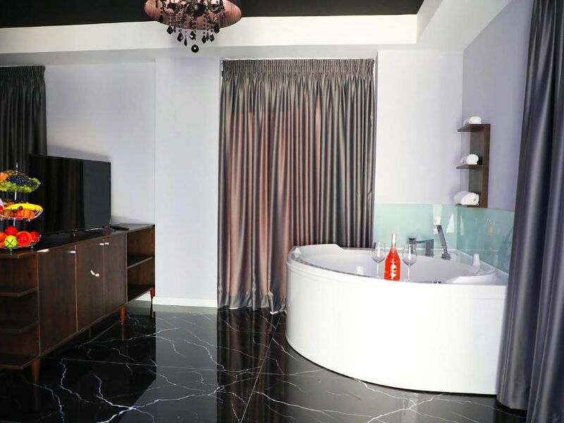 A and G Hotel 326696