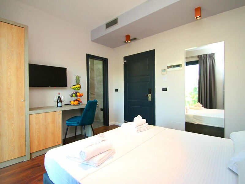 A and G Hotel 326698