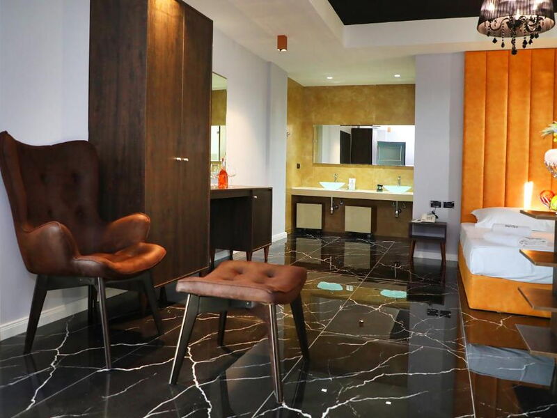 A and G Hotel 326705