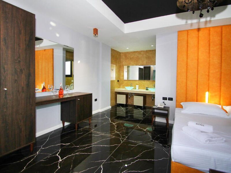 A and G Hotel 326717