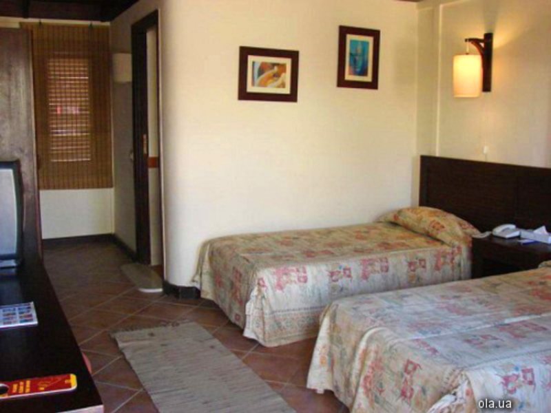 Abou Dabbab Diving Lodge   8880