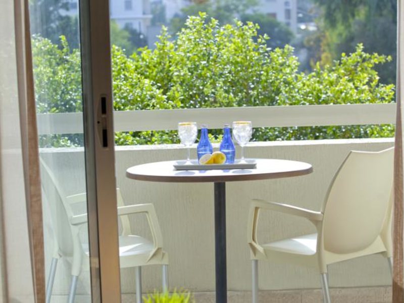 Almond Business Suites Apts 87602