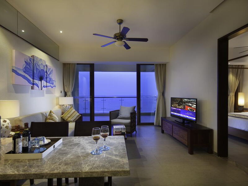 Aloha Oceanfront Suite Resort 298510