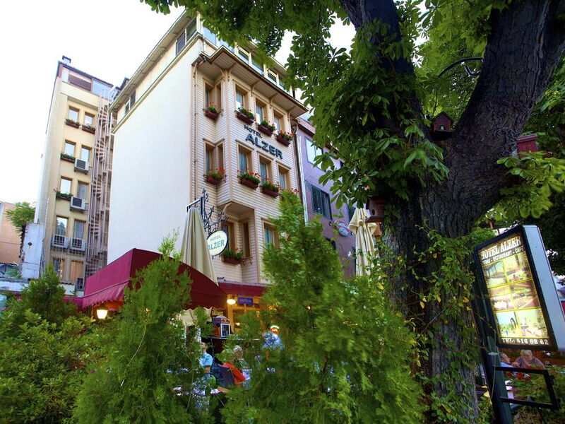 Alzer Hotel 240207