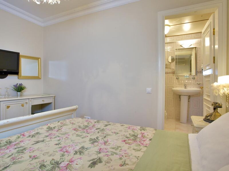 Alzer Hotel 240211