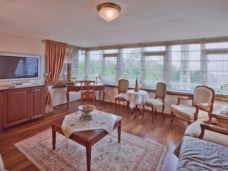 Alzer Hotel 240216