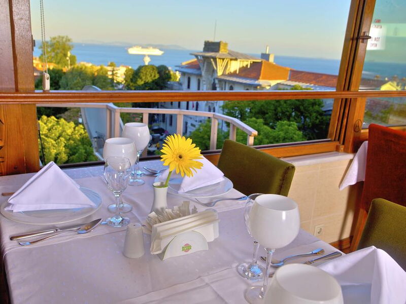 Alzer Hotel 240220