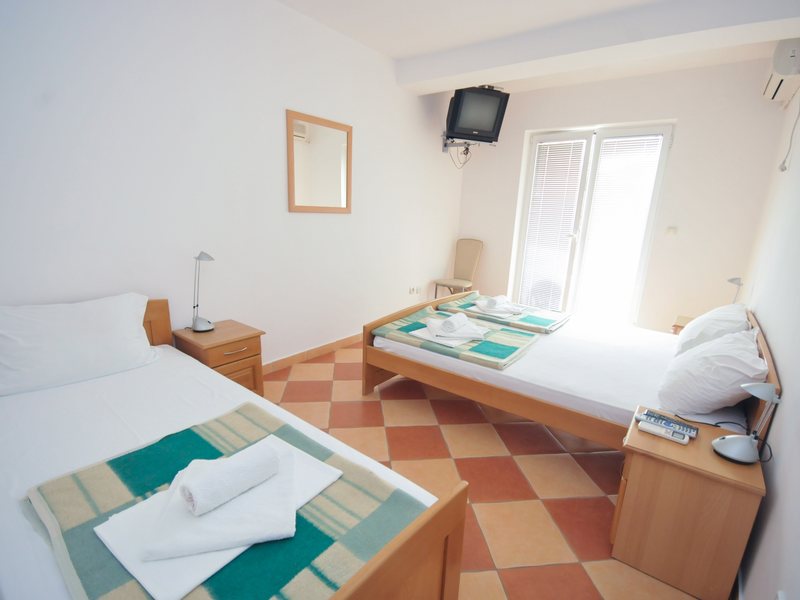 Apartments Vojnic (еx 87443