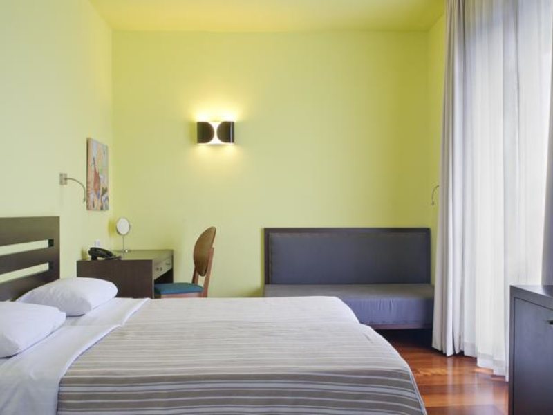 Athens Center Square 78546