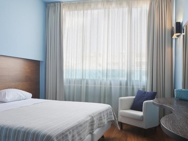 Athens Center Square 78551