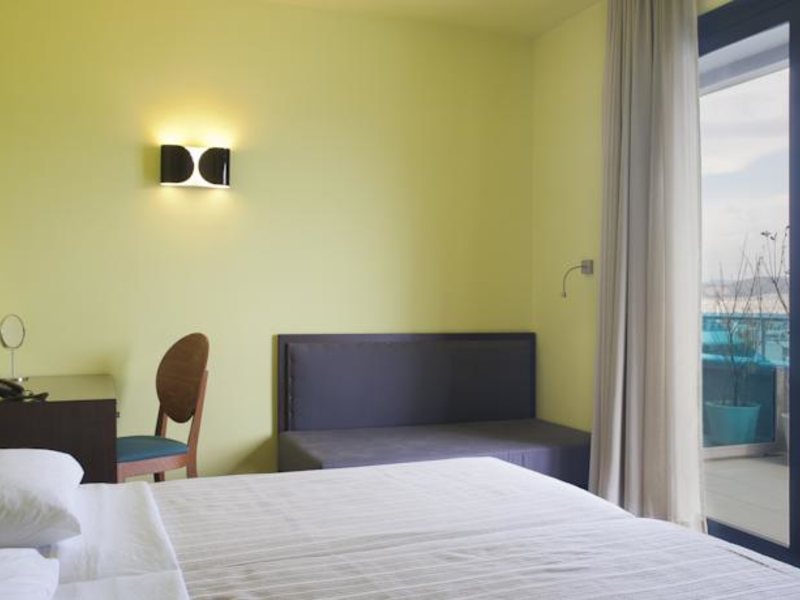 Athens Center Square 78555