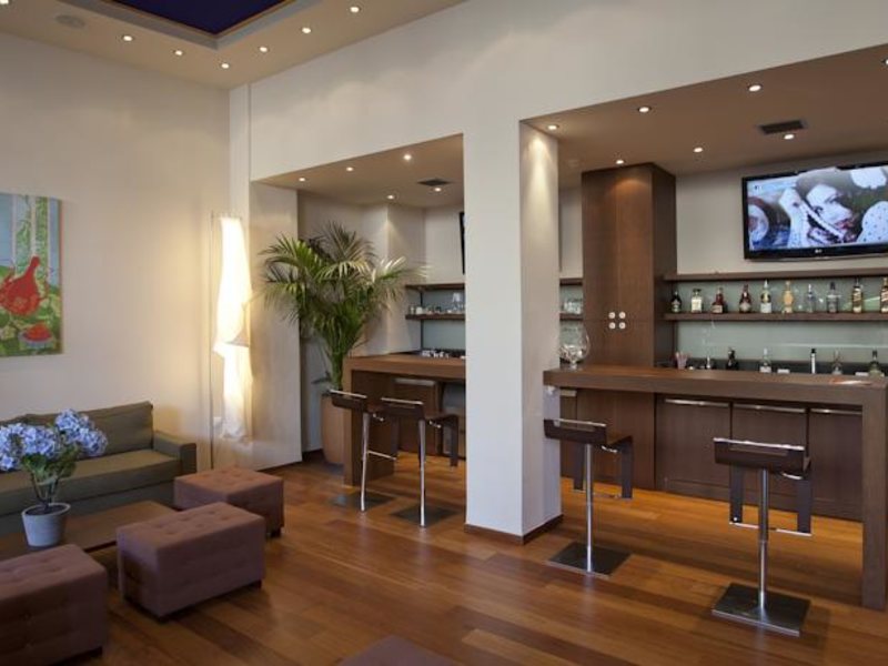 Athens Center Square 78559