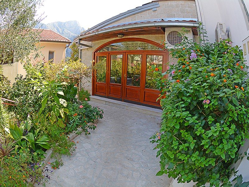 BOKELSKI DVORI 68023