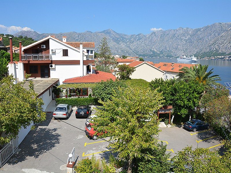 BOKELSKI DVORI 68024