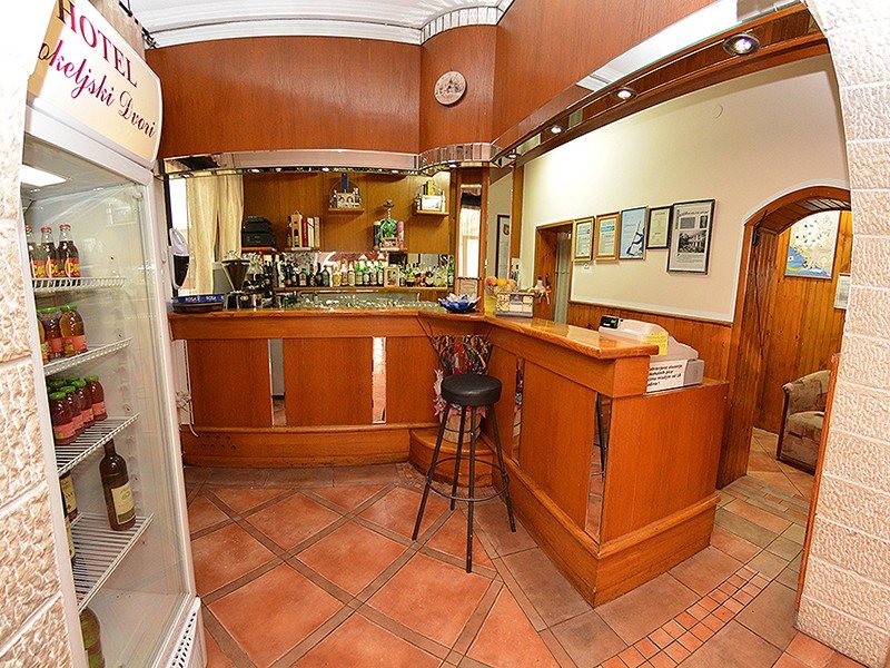 BOKELSKI DVORI 68025