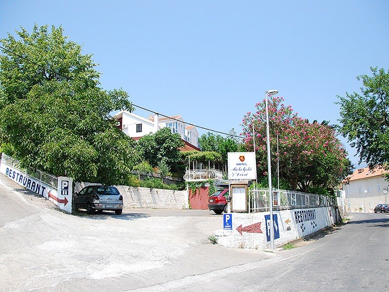 BOKELSKI DVORI 68030