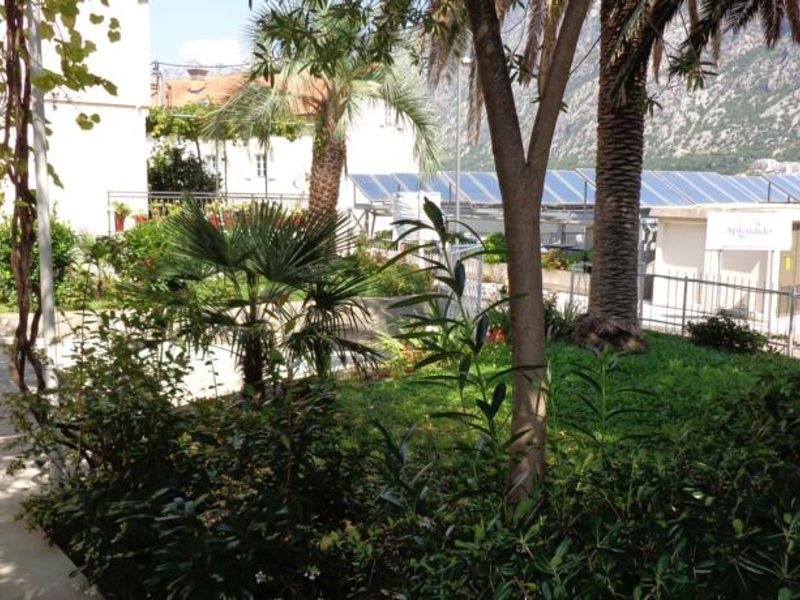 BOKELSKI DVORI 68033