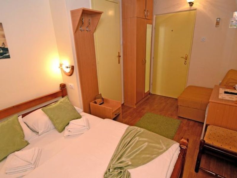 BOKELSKI DVORI 68039