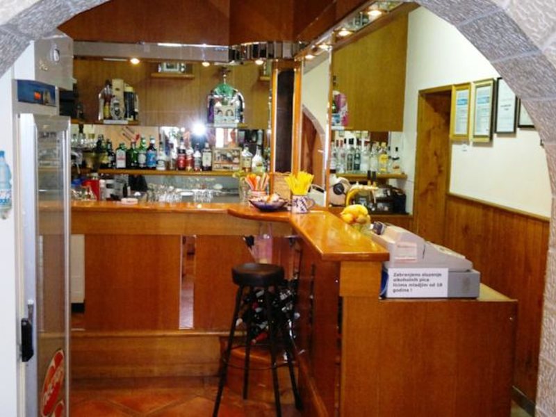 BOKELSKI DVORI 68040