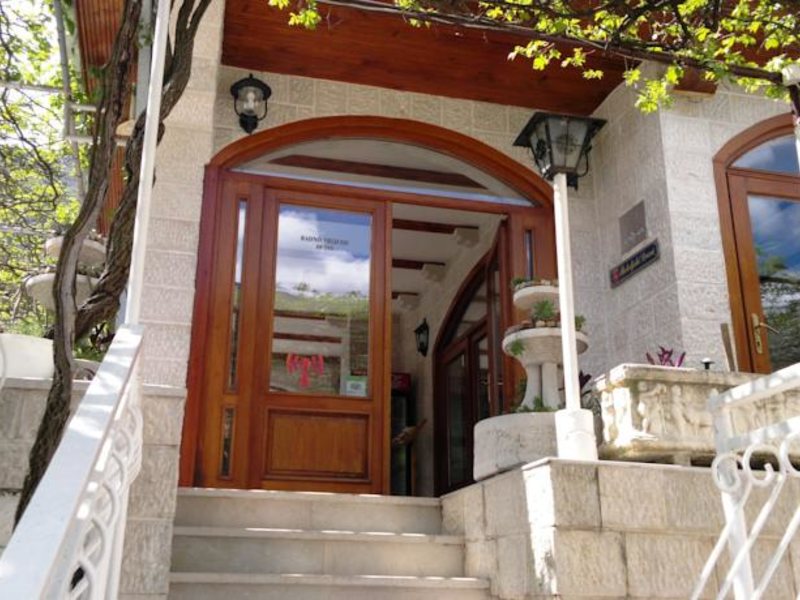 BOKELSKI DVORI 68042