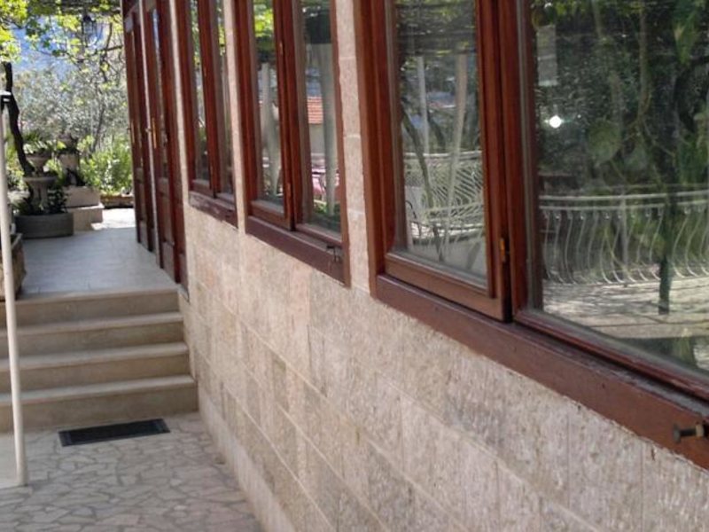 BOKELSKI DVORI 68043