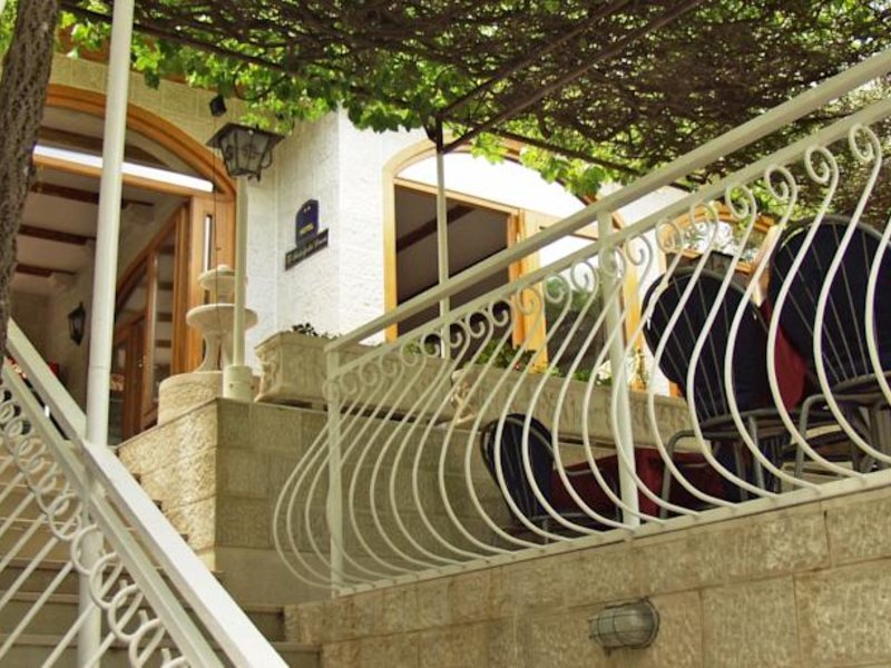 BOKELSKI DVORI 68048