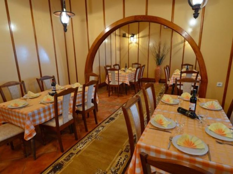 BOKELSKI DVORI 68049