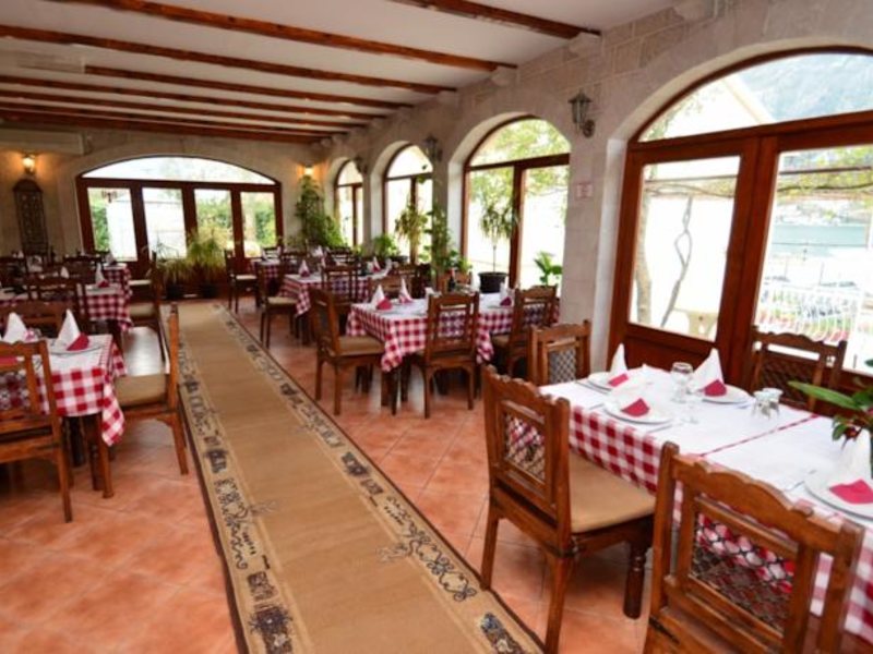 BOKELSKI DVORI 68051