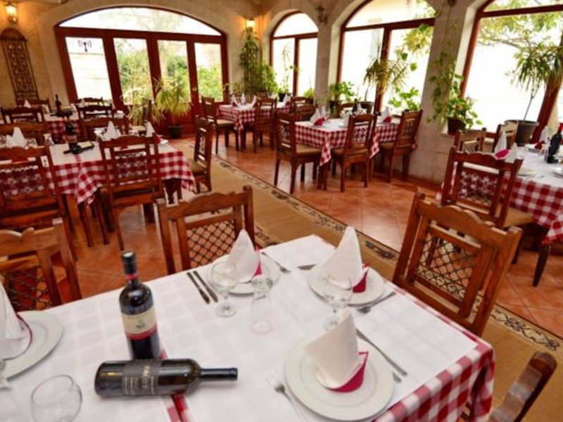 BOKELSKI DVORI 68052