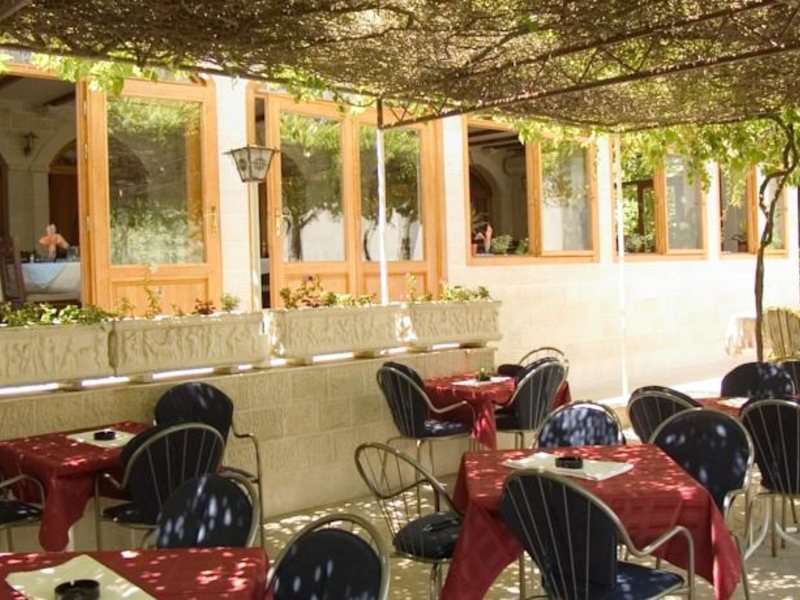 BOKELSKI DVORI 68056